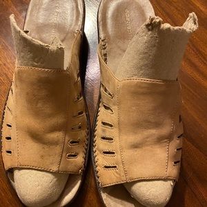 Easy Spirit Tan Suede Sandals Sz 8.5M GUC 😊😊